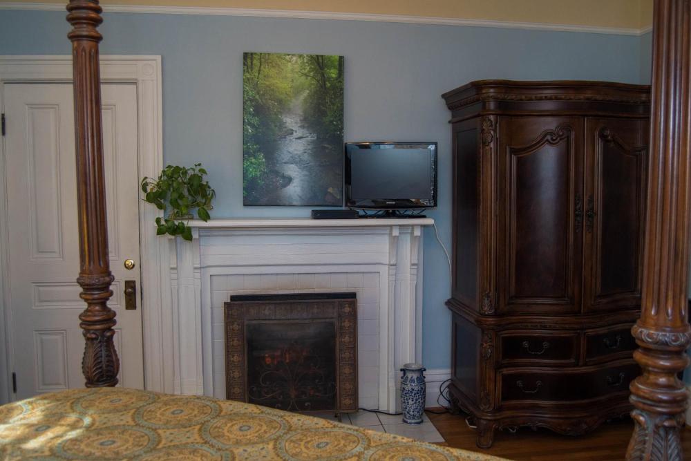 Queen Room with Mountain View interior